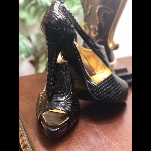 Black and Gold Leather Pumps - Picture 2 of 4